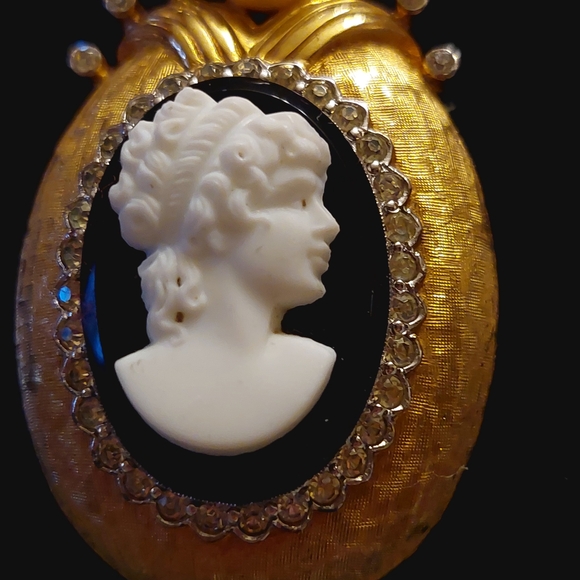COPY - Victorian Revival Goldtone Cameo Brooch with Faux Pearl and Bright Rhine… - Picture 11 of 12